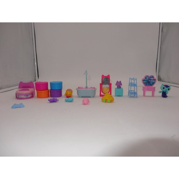 Gabby's Dollhouse Sweet Dreams Bedroom Playset and Primp and Pamper Bathroom - Picture 10 of 16